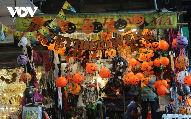 Halloween toys flood Hang Ma street - ảnh 1