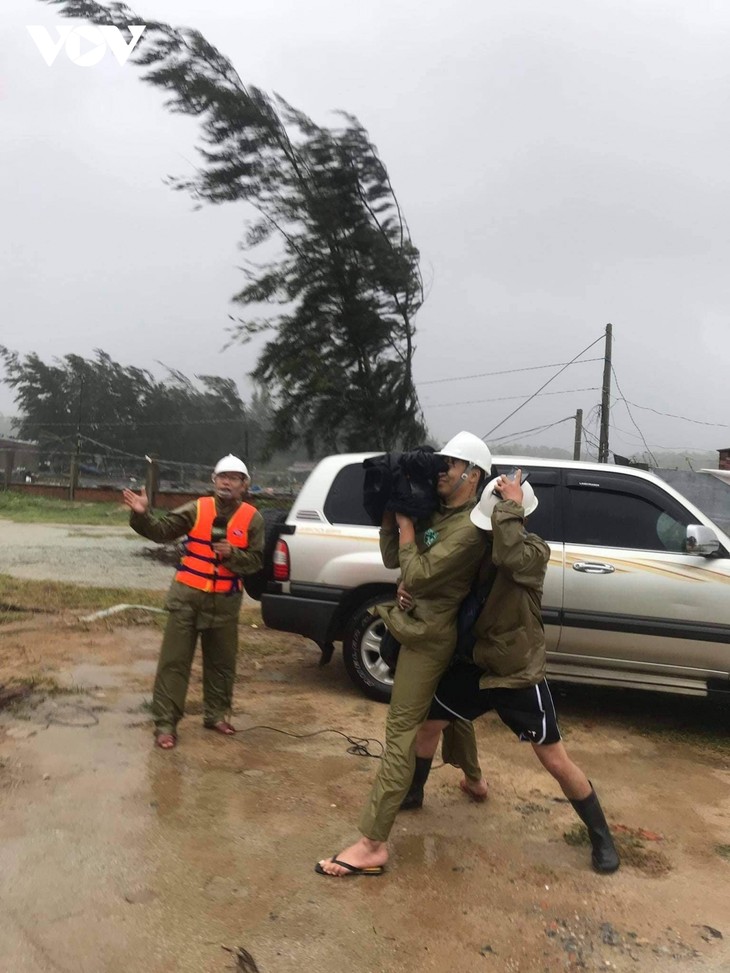 Storm Molave ravages Vietnam's central region - ảnh 6