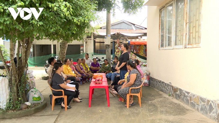 Women in Soc Trang show that trash can mean cash - ảnh 1