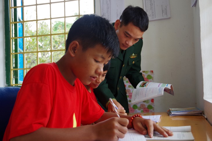 Border guards' adopted children imagine a brighter future - ảnh 2