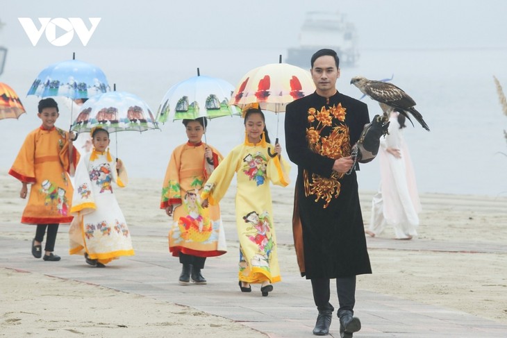 Ao Dai Festival excites crowds in Quang Ninh province - ảnh 10