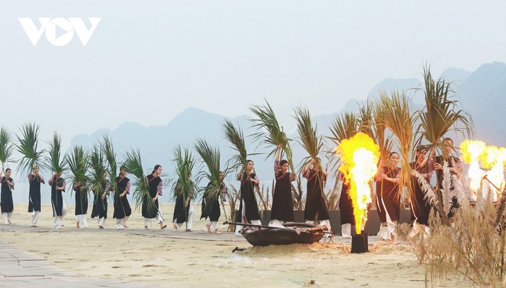 Ao Dai Festival excites crowds in Quang Ninh province - ảnh 12