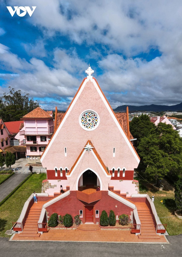 Da Lat’s pink church - ảnh 3