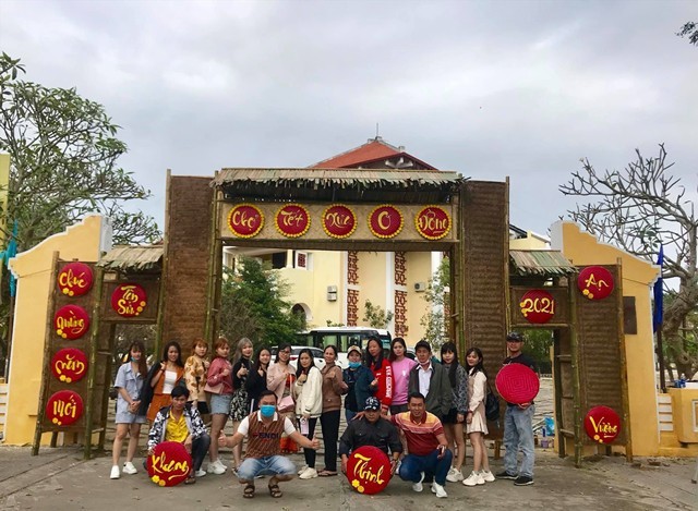 Hoi An City holds traditional market with free commodities for the poor - ảnh 1