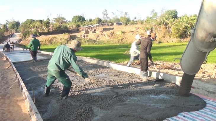 Ba Na ethnic people in Kon Tum province active in new-style rural building - ảnh 1