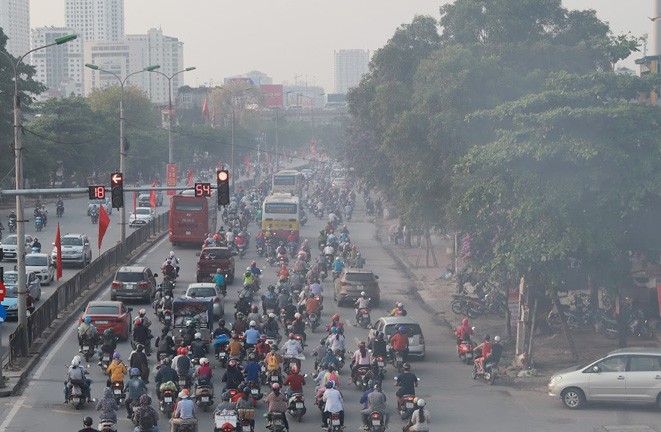 Hanoi records poor air quality, people advised to avoid outdoor activities - ảnh 1