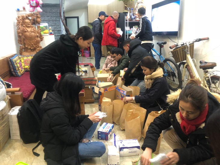 Volunteers help people in need regardless holiday - ảnh 1