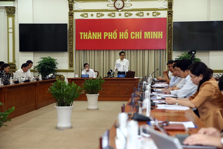 Government requests stricter control of large gatherings as holidays near - ảnh 1