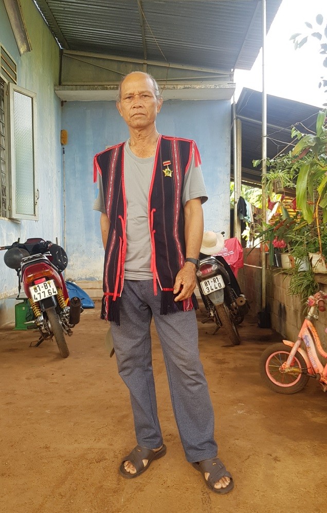  Gia Lai's village chief leads locals drives to reduce poverty, safeguard security - ảnh 1