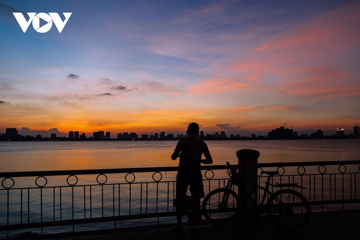 Beautiful sunset on Hanoi’s West Lake - ảnh 10