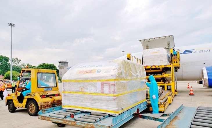 97,000 Pfizer/BioNtech COVID-19 vaccine doses arrive in Vietnam - ảnh 1