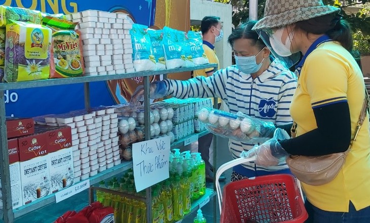 Humanity during COVID-19 lockdown in Ho Chi Minh city - ảnh 1