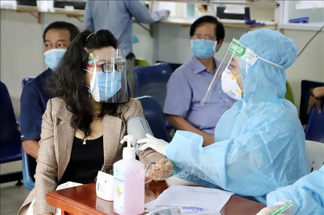 HCMC asks for additional 7,000 medical staff to fight COVID-19 - ảnh 1