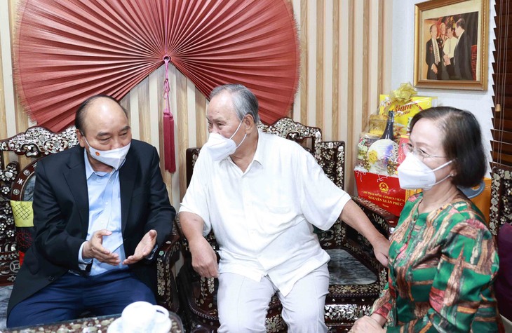 President Nguyen Xuan Phuc visits teachers in HCMC - ảnh 1