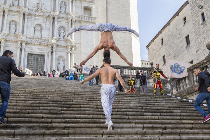 Vietnamese circus performers set Guinness World Record - ảnh 1