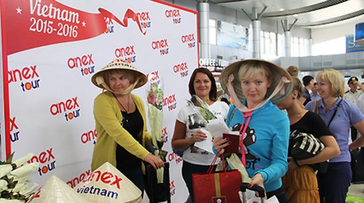 First foreign tourists come to Vietnam after COVID-19 shutdown  - ảnh 1