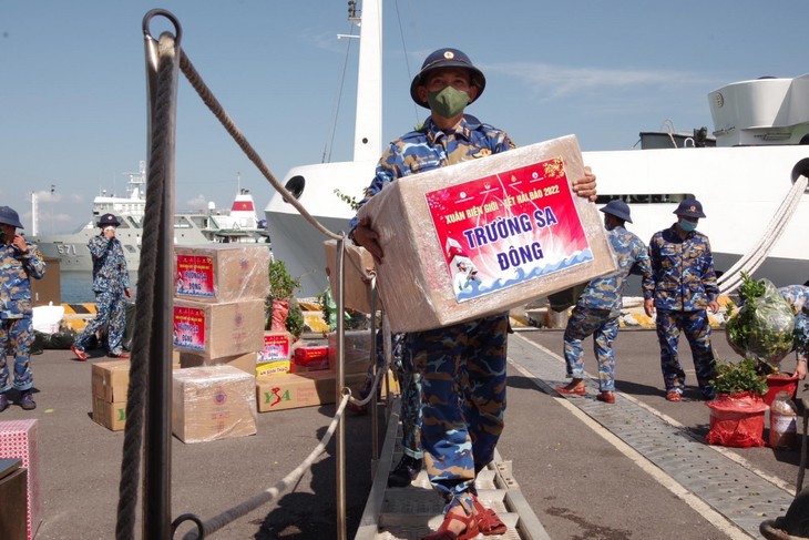 Ships from Navy Zone 4 send Tet gifts to Truong Sa islanders - ảnh 1