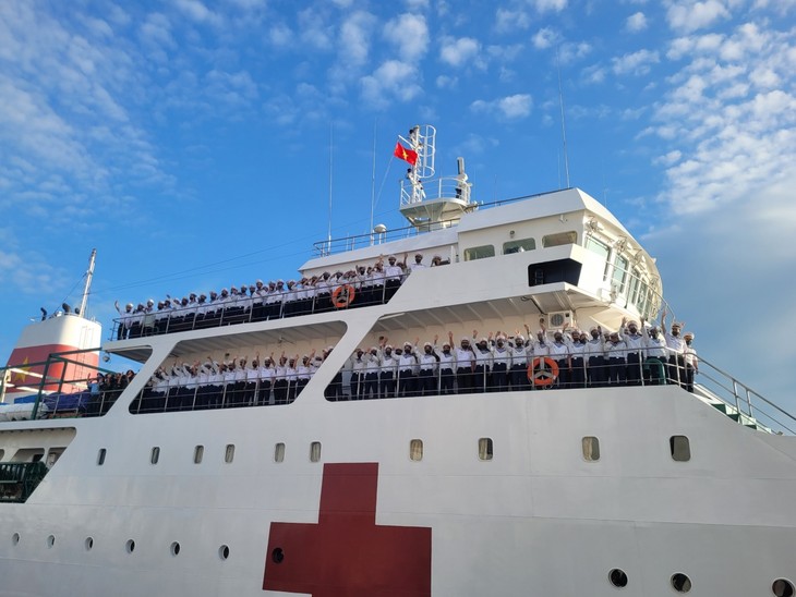 Ships from Navy Zone 4 send Tet gifts to Truong Sa islanders - ảnh 2