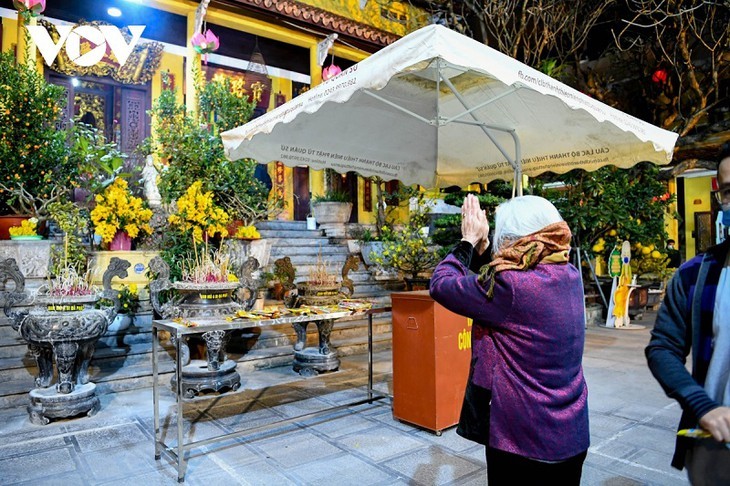 Going to the pagoda at the Lunar New Year, a Vietnamese tradition - ảnh 3