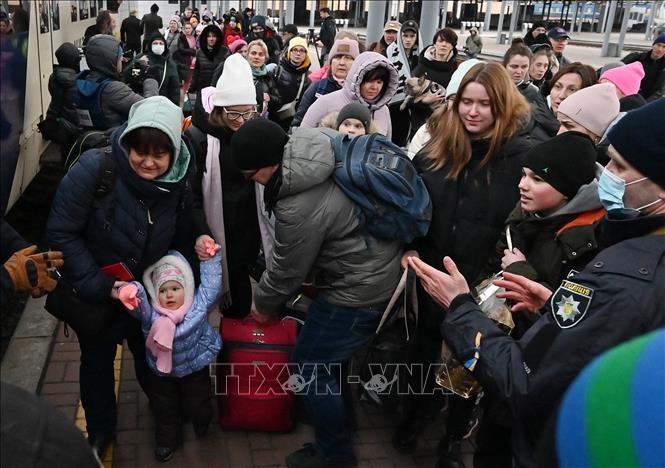 Establishing humanitarian corridors in Ukraine is a must: NATO  - ảnh 1