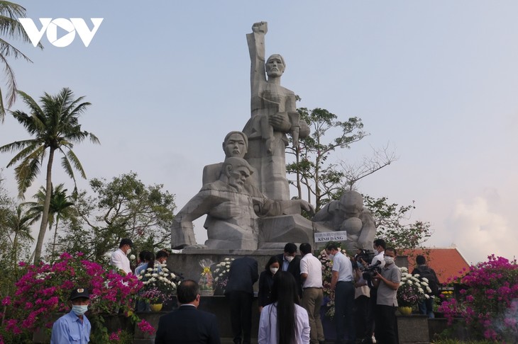 Incense offering to commemorate 504 victims of Son My massacre - ảnh 1