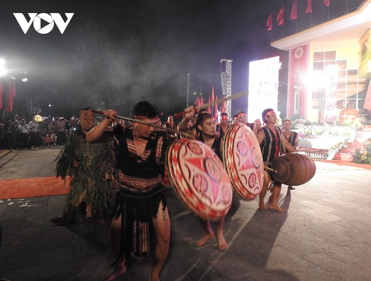 Kon Tum hosts folk performing arts festival  - ảnh 1