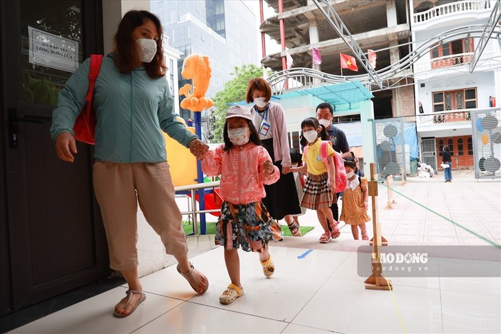 Nursery schools in Hanoi reopen after COVID-19 hiatus - ảnh 1