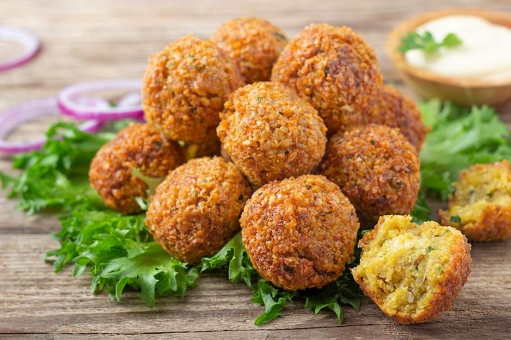 Israeli falafel, a kind of fried vegetarian fritter - ảnh 1