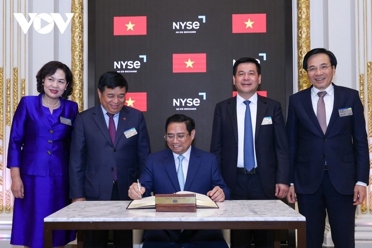 Prime Minister Pham Minh Chinh visits New York Stock Exchange - ảnh 1