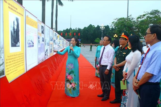 Photos of President HCM on display - ảnh 1