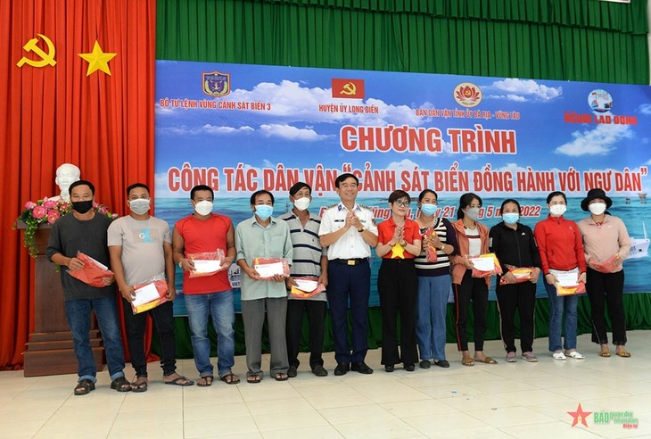 Region 3 coast guard supports Ba Ria-Vung Tau fishermen  - ảnh 1