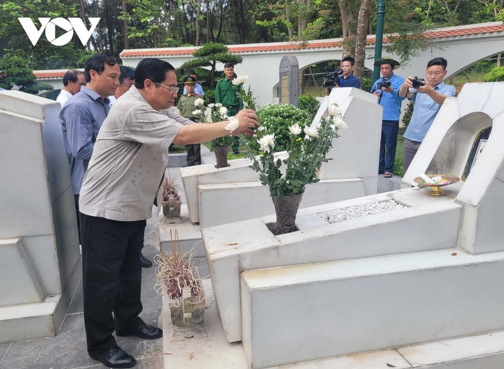 PM Pham Minh Chinh offers incense at Dong Loc T-junction historical relic - ảnh 1