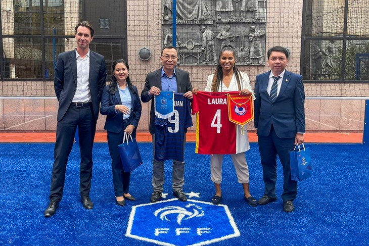 Vietnam and France strengthen cooperation for soccer development  - ảnh 1