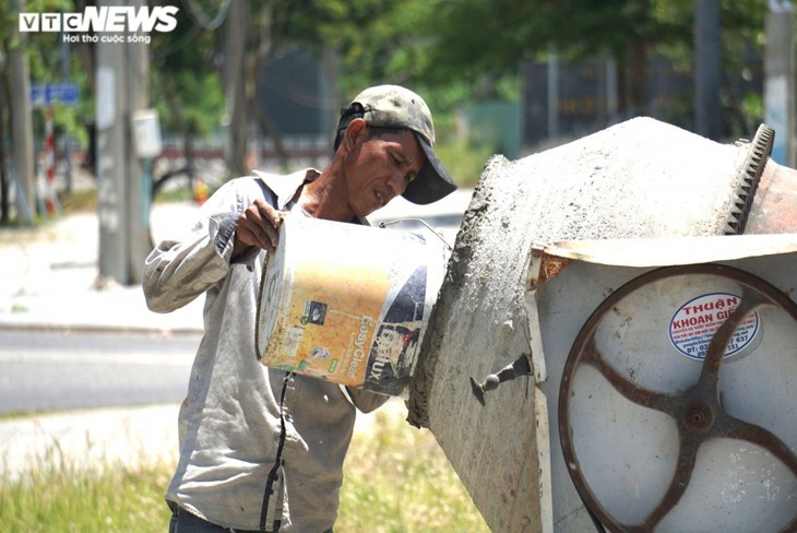 Earning a living in the scorching sun - ảnh 2