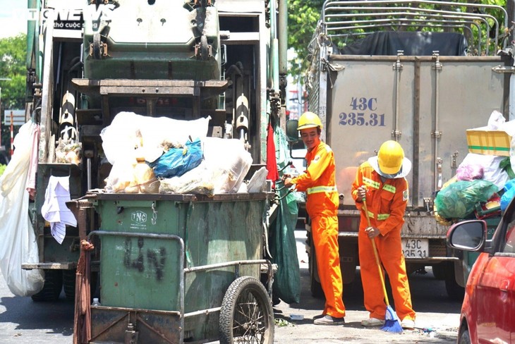 Earning a living in the scorching sun - ảnh 3