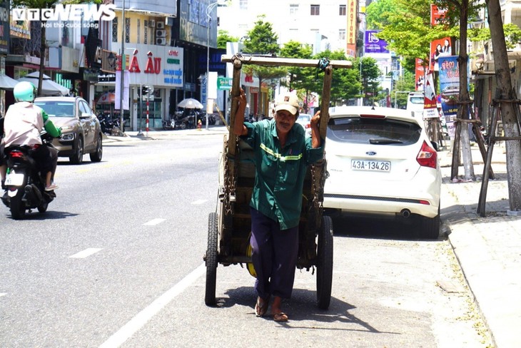 Earning a living in the scorching sun - ảnh 4