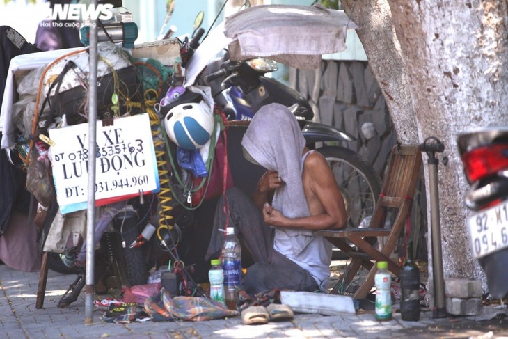 Earning a living in the scorching sun - ảnh 5