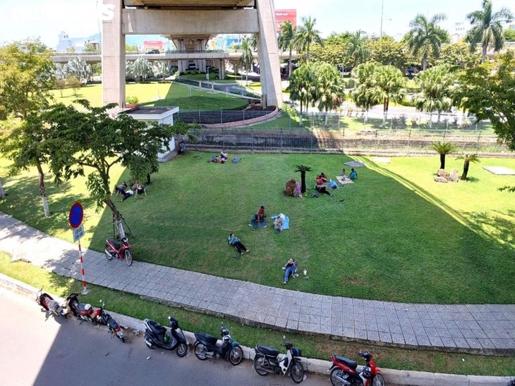 Earning a living in the scorching sun - ảnh 6