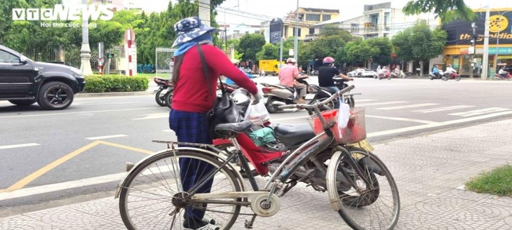 Earning a living in the scorching sun - ảnh 8