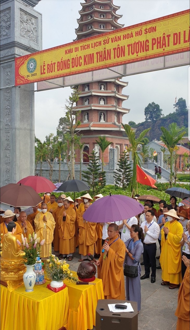 Bronze casting of Maitreya Buddha at Ho Son pagoda - ảnh 1