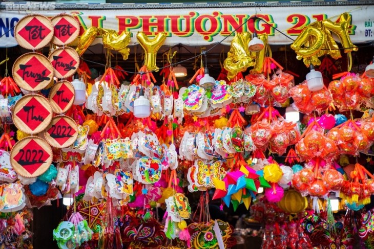 Lantern street for Mid-Autumn Festival lights up  - ảnh 1