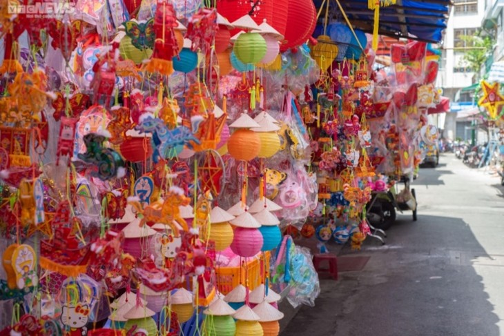 Lantern street for Mid-Autumn Festival lights up  - ảnh 2