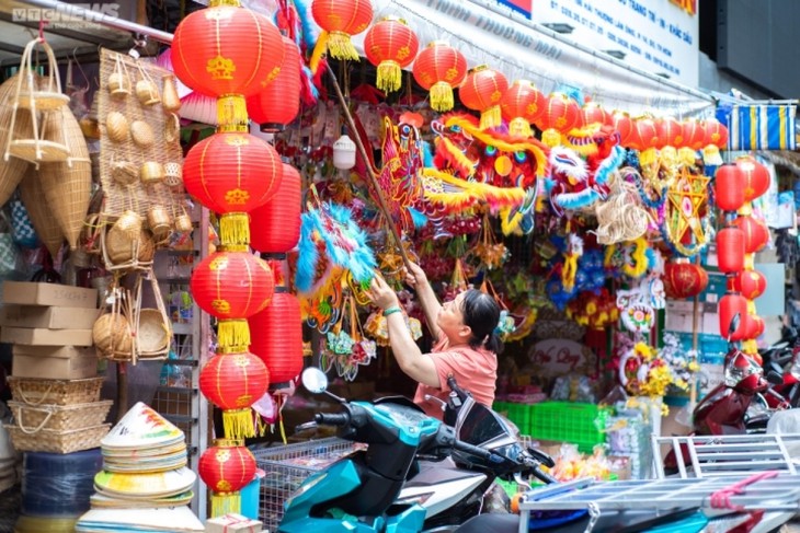 Lantern street for Mid-Autumn Festival lights up  - ảnh 7