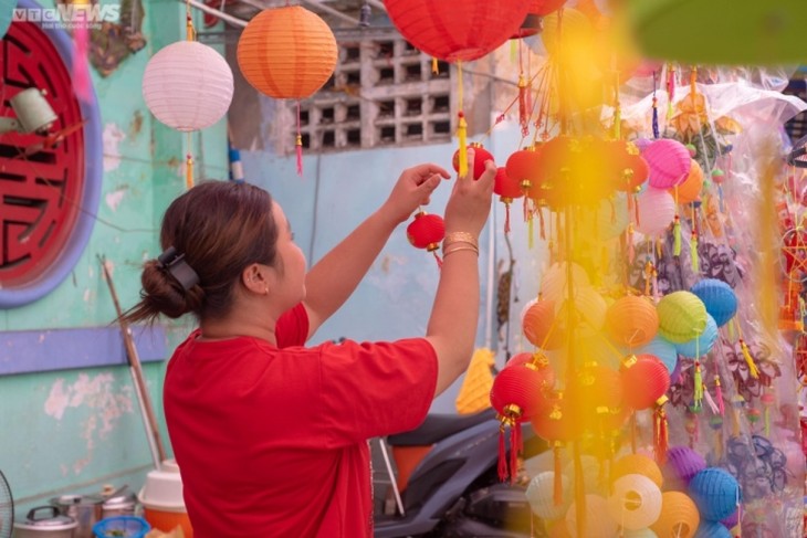 Lantern street for Mid-Autumn Festival lights up  - ảnh 8