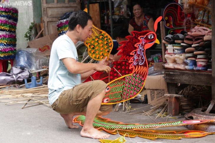 Lantern street for Mid-Autumn Festival lights up  - ảnh 11