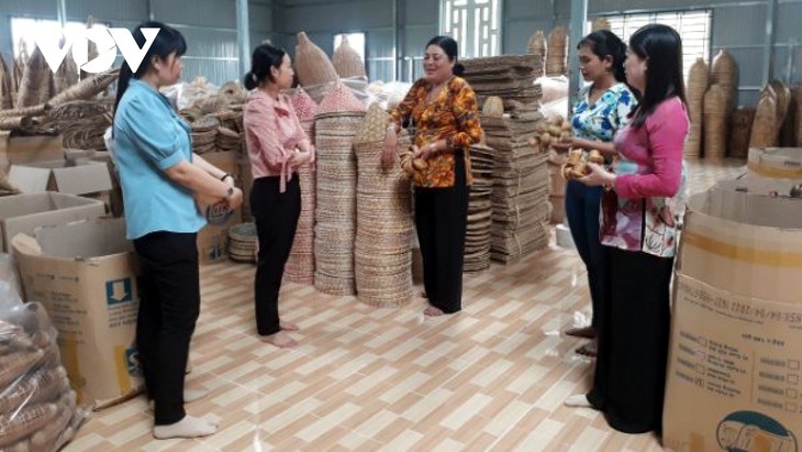 Khmer ethnic people in Soc Trang helped to develop traditional weaving craft - ảnh 3