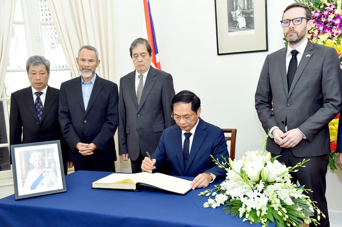 Vietnamese Foreign Minister signs condolence book for Queen Elizabeth II - ảnh 1