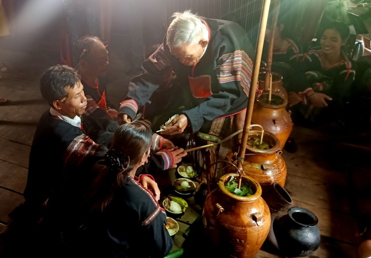 Blood oath ceremony of the Mnong in Dak Lak - ảnh 2