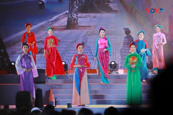 Vietnamese ao dai promoted worldwide - ảnh 2