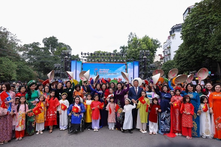 Vietnamese ao dai promoted worldwide - ảnh 3